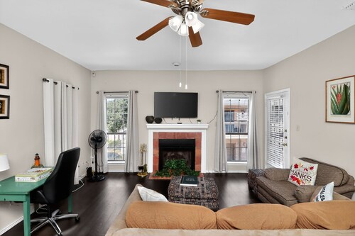 Med Center Condo w/Pool, Travel Nurses Welcome!