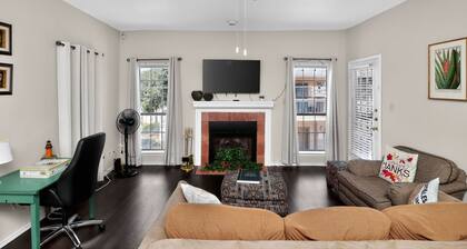 Med Center Condo w/Pool, Travel Nurses Welcome!