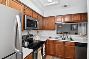 Geladeira, micro-ondas, fogão, cooktop