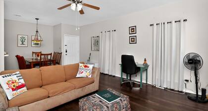 Med Center Condo w/Pool, Travel Nurses Welcome!