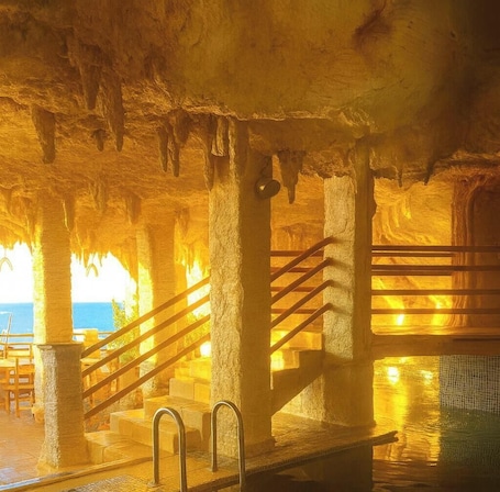 Una piscina cubierta