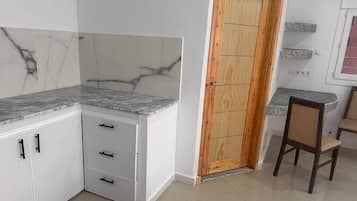 Apartemen Comfort, pemandangan laut terbatas | Dapur pribadi | Lemari es