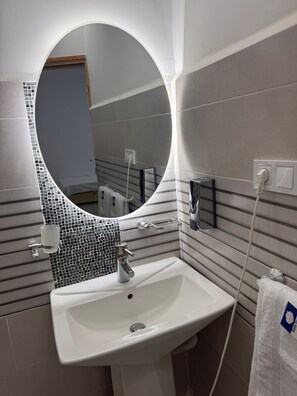 Een douche, handdoeken, toiletpapier