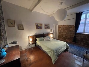 2 bedrooms, desk, iron/ironing board, travel crib - Cavanna House -Apartment in the heart of the Langhe- Italy- 6 people- pets allowed (Costigliole d'Asti)