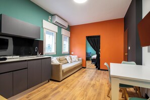 Een televisie en een open haard