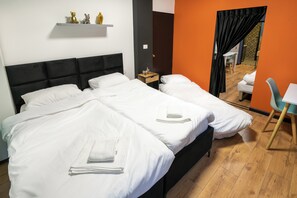 Een strijkplank/strijkijzer, wifi, beddengoed
