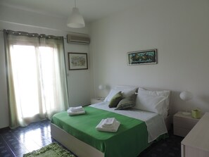 5 bedrooms, iron/ironing board, WiFi, bed sheets