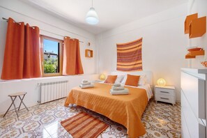 5 bedrooms, iron/ironing board, WiFi, bed sheets