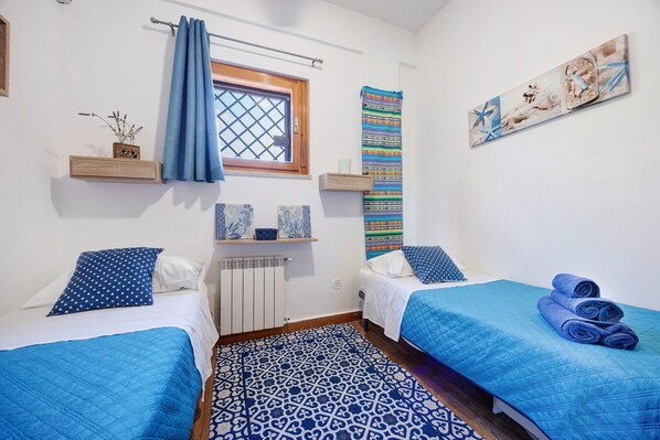 5 bedrooms, iron/ironing board, WiFi, bed sheets