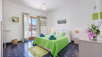 5 bedrooms, iron/ironing board, WiFi, bed sheets