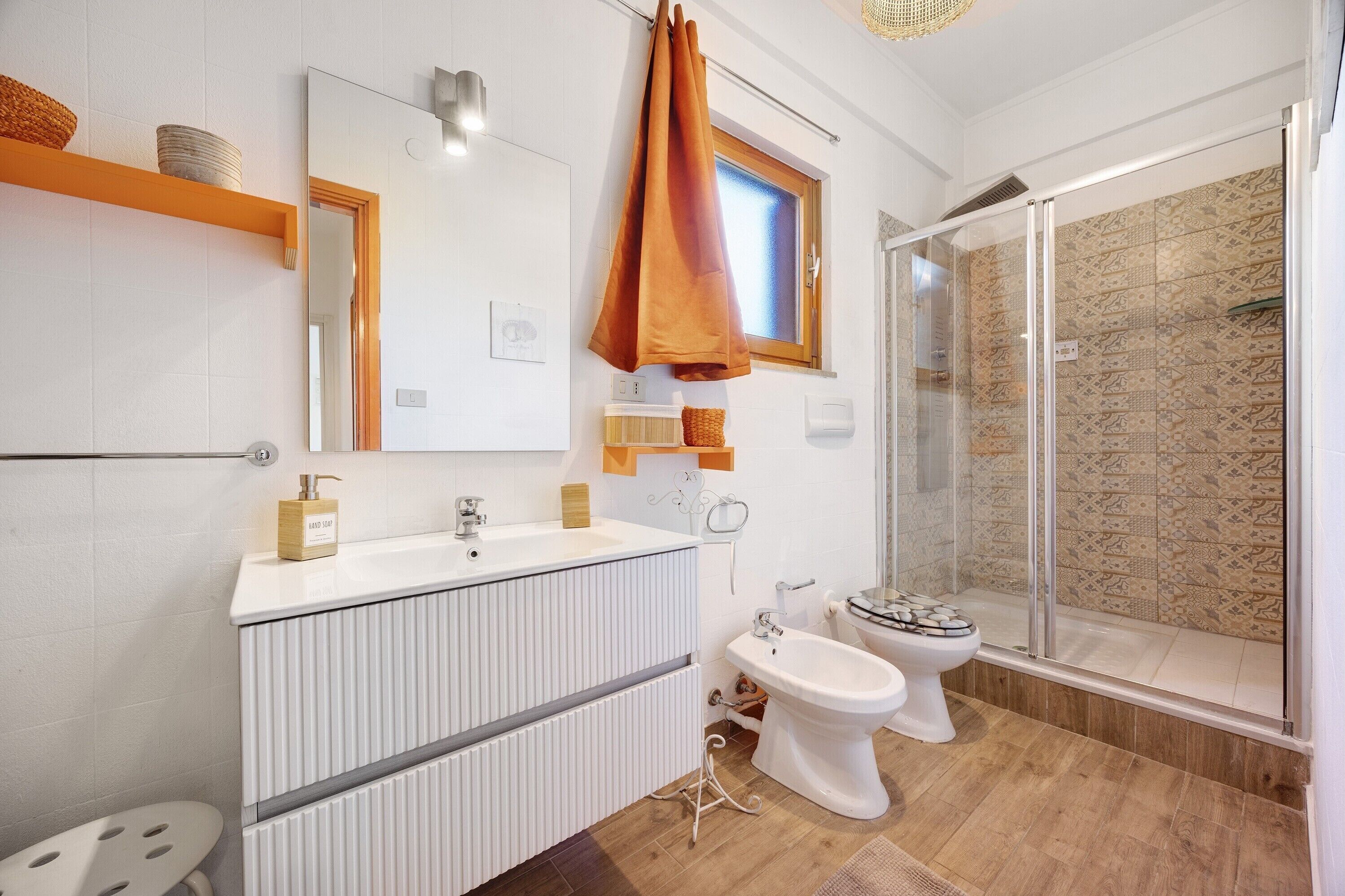 Dusche, kostenlose Toilettenartikel, Haartrockner, Handtücher
