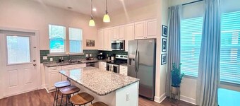 The Harmony Suite, Near UF/Dtown