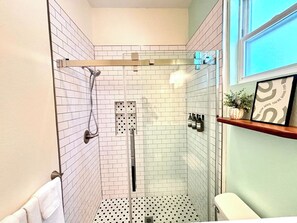 Bathroom - The Harmony Suite, Near UF, Shands & Downtown (Gainesville)