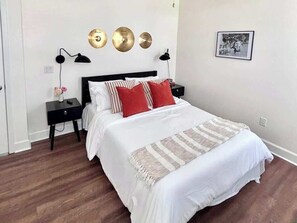 3 bedrooms, iron/ironing board, travel crib, WiFi - The Harmony Suite, Near UF/Dtown (Gainesville)