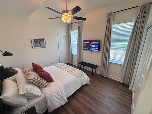 The Harmony Suite, Near UF, Shands & Downtown