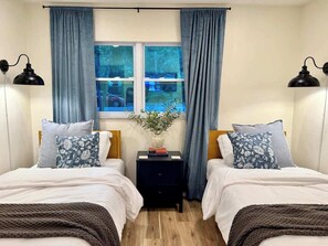 3 bedrooms, iron/ironing board, travel cot, WiFi - The Magnolia Modern | New, Near UF, Shands, Nature (Gainesville)