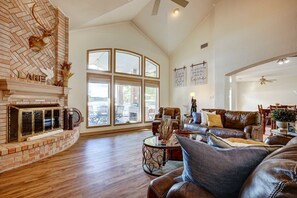 Télévision, cheminée, livres, espaces bureaux