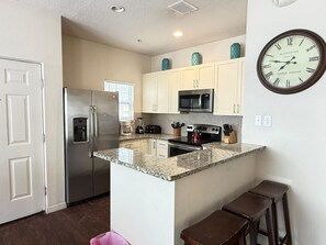 Geladeira, micro-ondas, fogão, cooktop