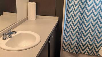 Haartrockner, Handtücher, Seife, Toilettenpapier