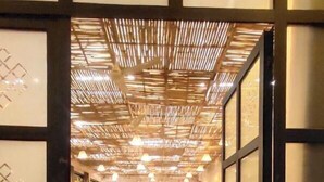 Un interior en estilo japonés tradicional, con suelo de esteras de tatami y puertas correderas shoji.