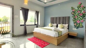 Desk, laptop workspace, free WiFi