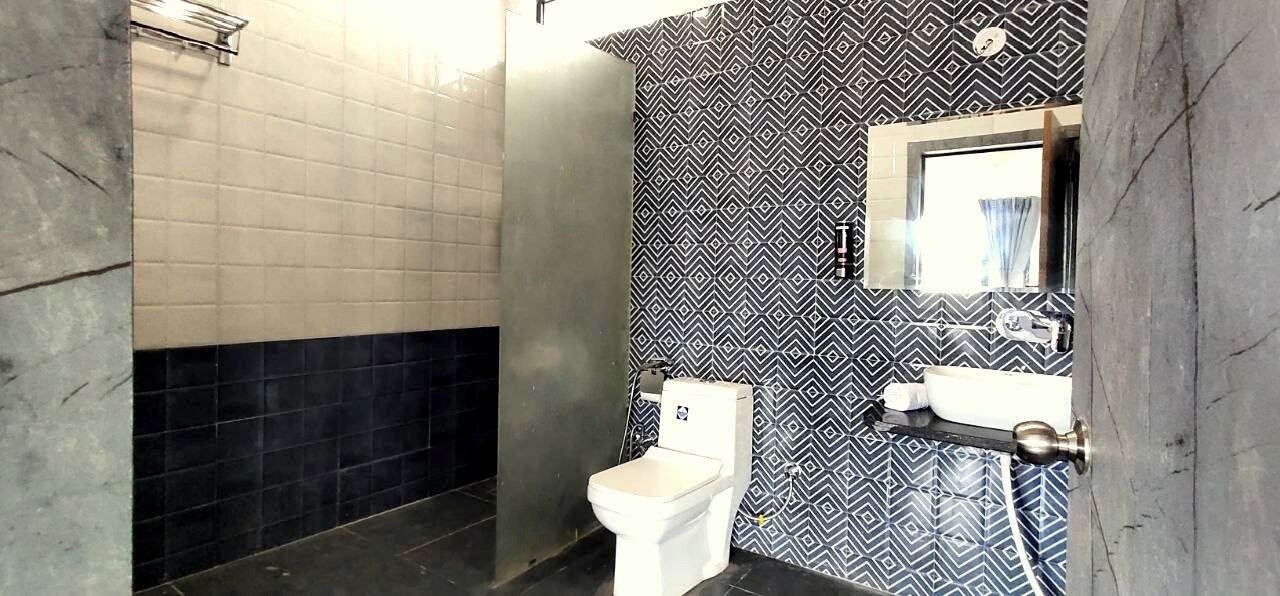 Une salle de bain avec des toilettes, un lavabo et un miroir.