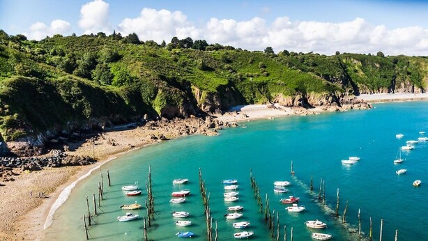 A coastal landscape with a sandy beach, clear turquoise waters, and numerous boats anchored near the shore. - Charming cottage in the countryside (6 bedrooms) (Saint-Clet)