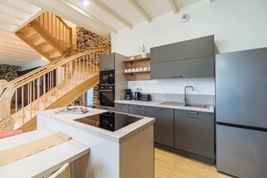 Micro-ondes, lave-vaisselle, cafetière/bouilloire, grille-pain