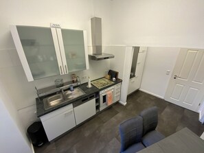 Réfrigérateur, micro-ondes, four, plaque de cuisson