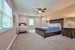 2 bedrooms, iron/ironing board, WiFi