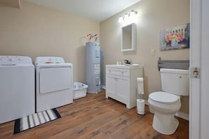 Bathroom - The Hideout In Beautiful Mena Arkansas (Mena)