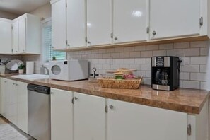 Batterie de cuisine, vaisselle et ustensiles