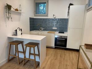 Kühlschrank, Mikrowelle, Ofen, Wasserkocher mit Kaffee-/Teezubehör