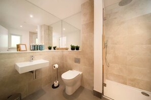 Shower, hair dryer - Clifftop Watch – 1-Bed River View Apartment at Tors Park (Lynmouth)