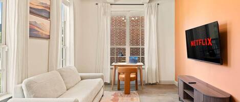 Televisión y chimenea