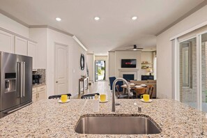 冷蔵庫、電子レンジ、オーブン、コンロ