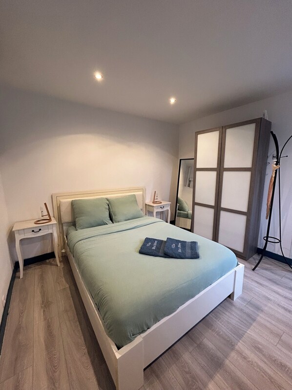 1 chambre, fer et planche à repasser, accès Internet, draps fournis