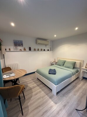 1 soverom, strykejern/-brett, internettilgang og sengetøy