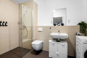 Dusche, Haartrockner, HandtĂŒcher, Seife