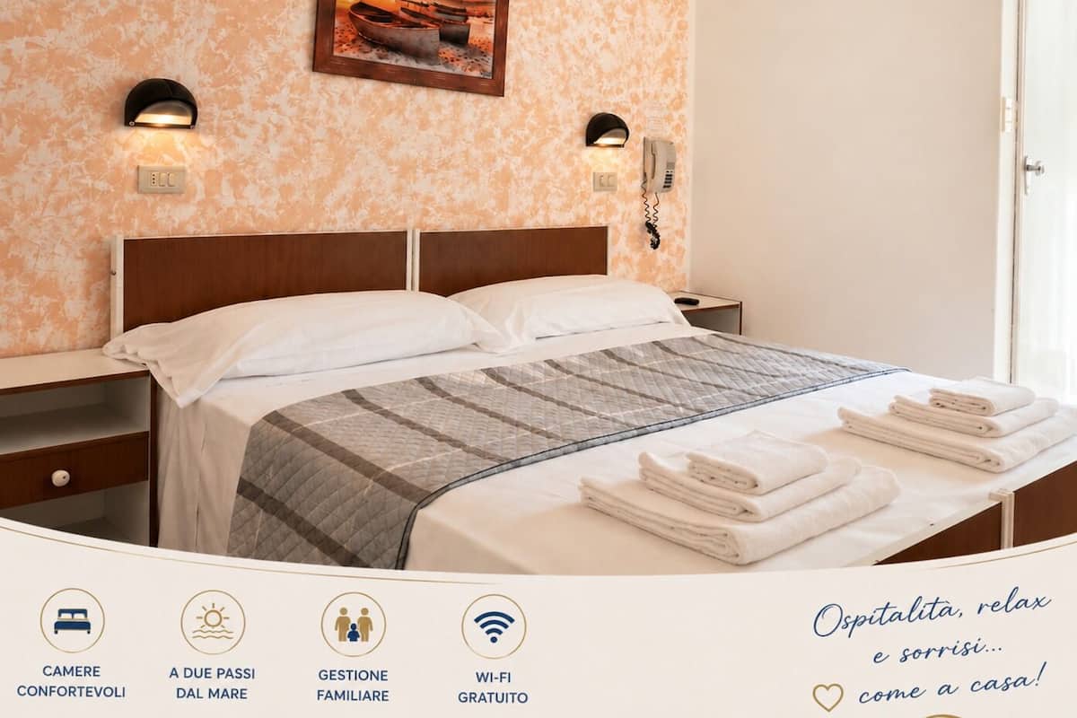 Habitación básica con 1 cama matrimonial o 2 individuales, vista a la ciudad | Escritorio, wifi gratis y ropa de cama