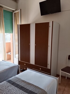 Escritorio, wifi gratis y ropa de cama 