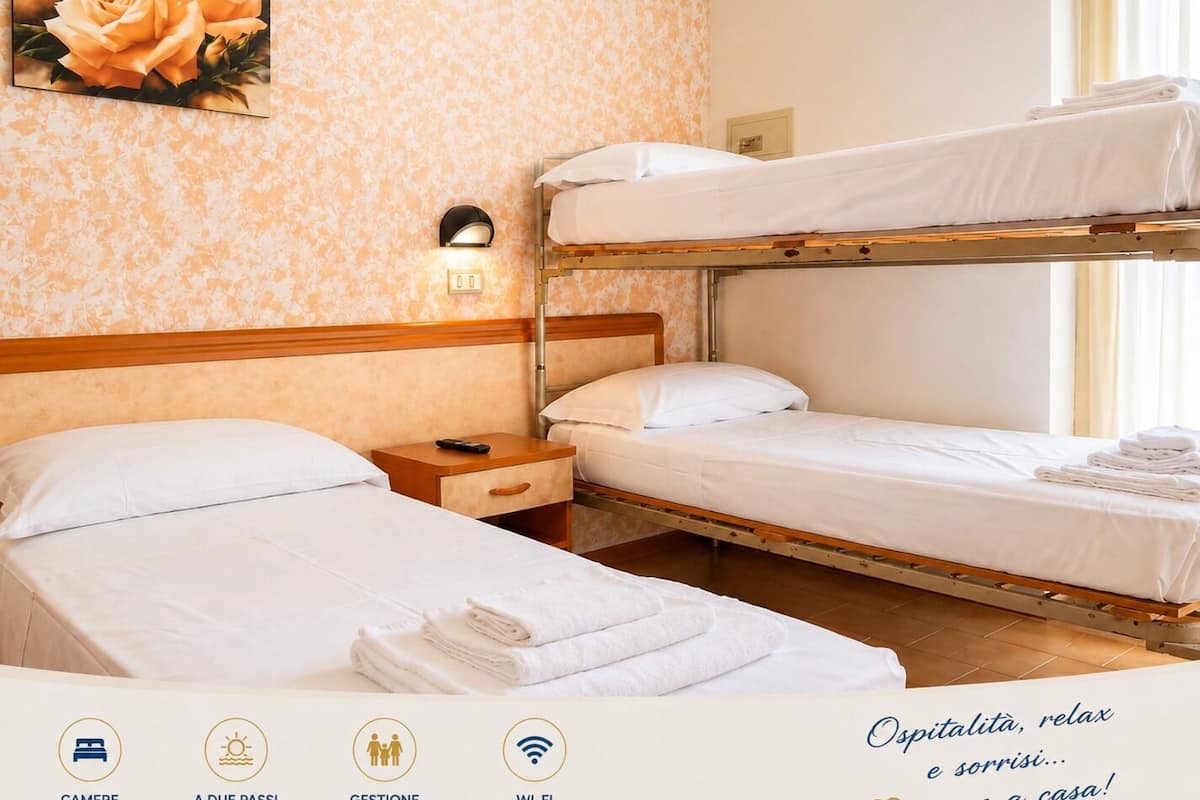 Habitación triple | Escritorio, wifi gratis y ropa de cama