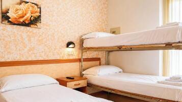 Dreibettzimmer | Schreibtisch, kostenloses WLAN, Bettwäsche