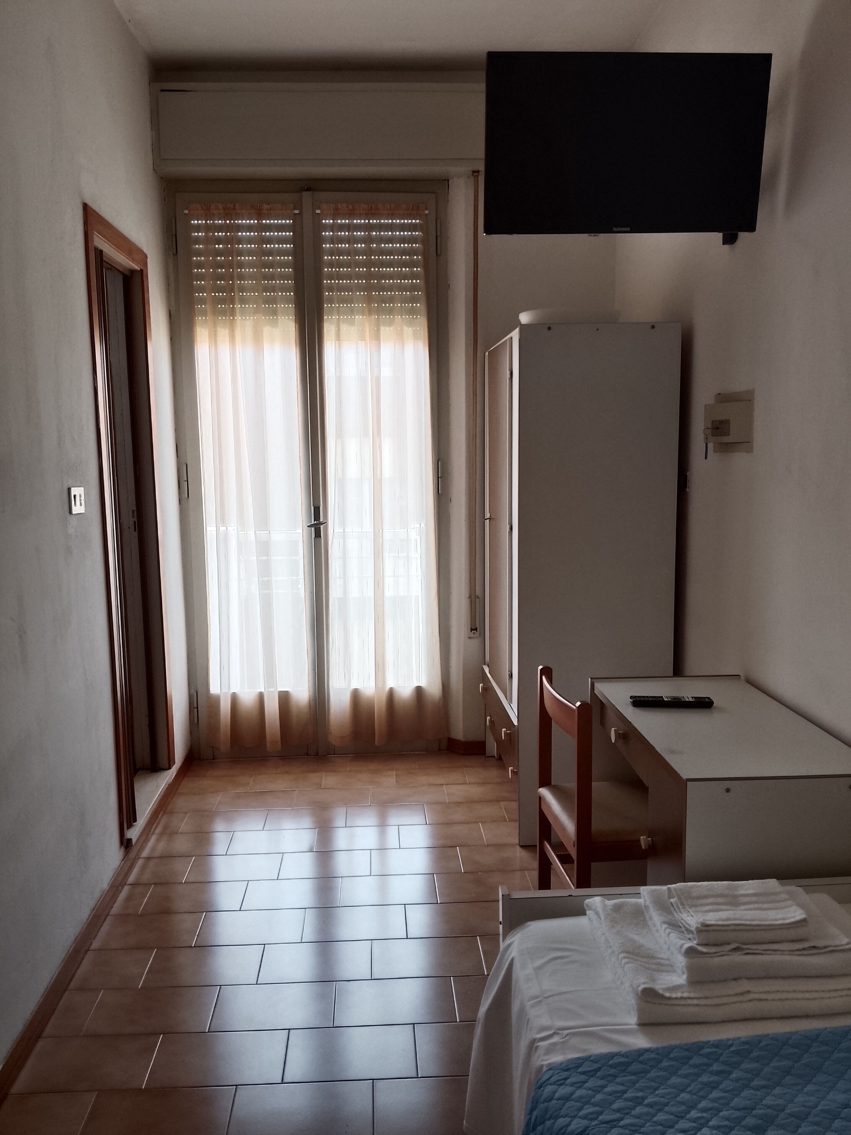 Habitación individual básica, 1 cama individual | Escritorio, wifi gratis y ropa de cama 
