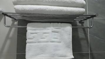 Umweltfreundliche Kosmetikartikel, Handtücher, Seife, Shampoo