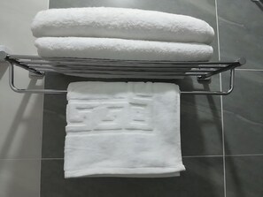 Articles de toilette écologiques, serviettes fournies, savon, shampoing