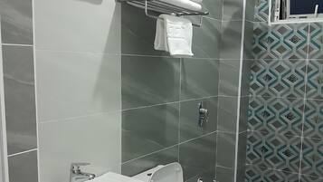 Umweltfreundliche Kosmetikartikel, Handtücher, Seife, Shampoo