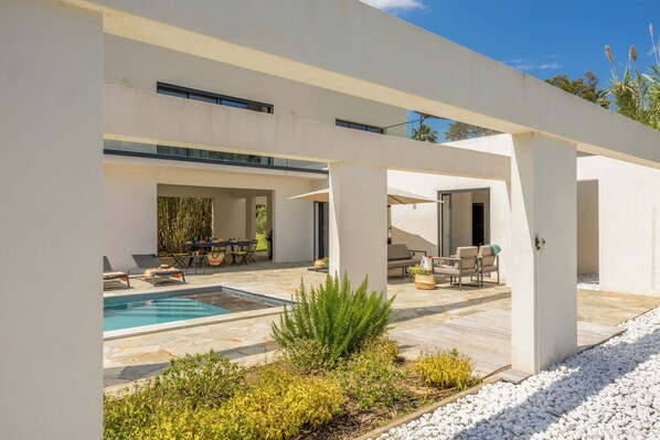 Outdoor dining - U Bagnu - Villa by the sea (taglio-isolaccio)