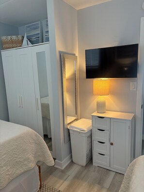 1 bedroom, WiFi, bed sheets - Charming 1-bedroom, 1st Floor Condo in North Wildwood. 2 Blocks to Beach! (North Wildwood)