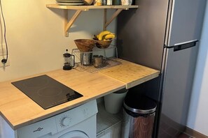 Kühlschrank, Herdplatte, Wasserkocher mit Kaffee-/Teezubehör